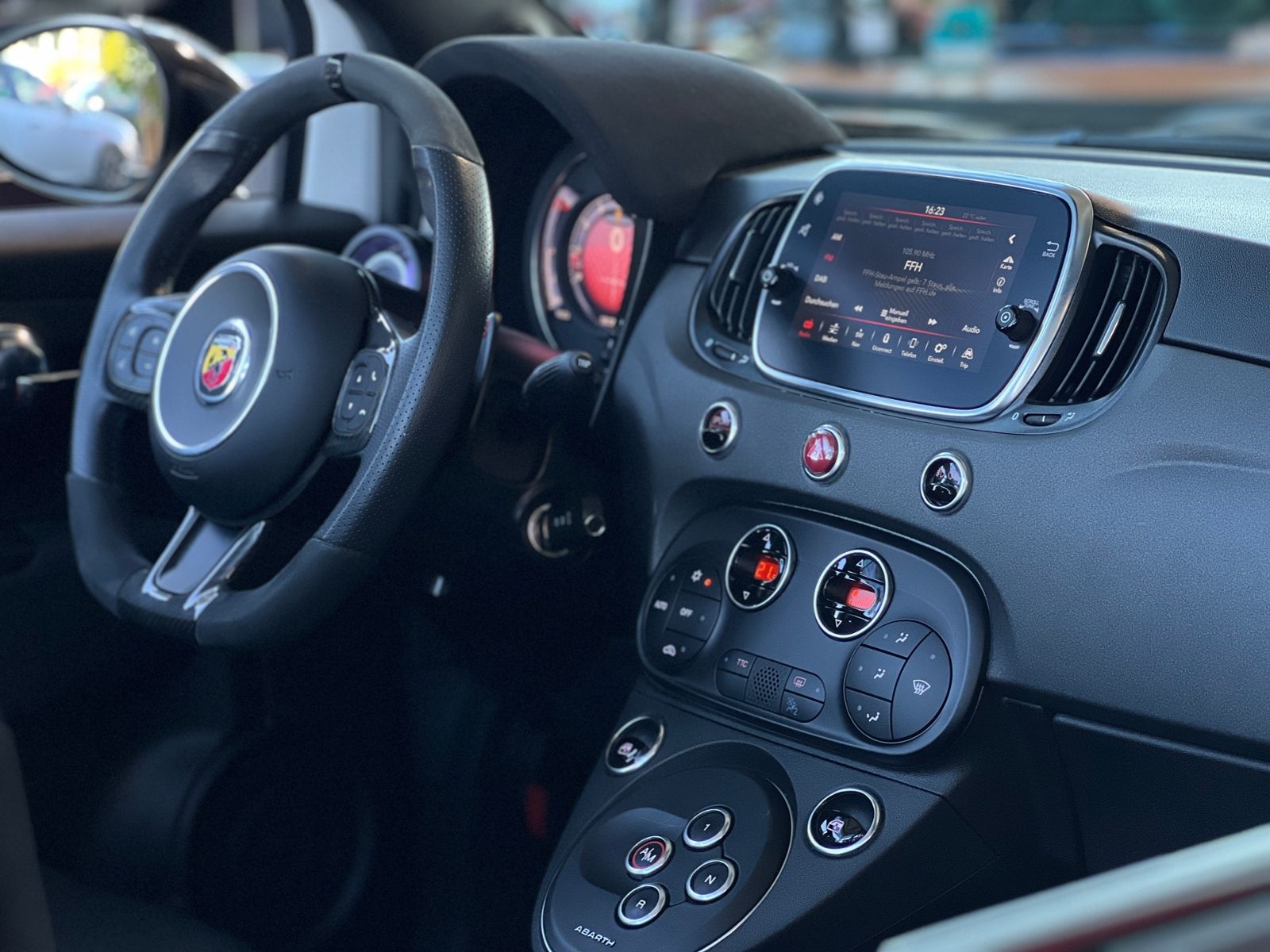Fahrzeugabbildung Abarth 595C esseesse BEATS XENON NAVI ALU