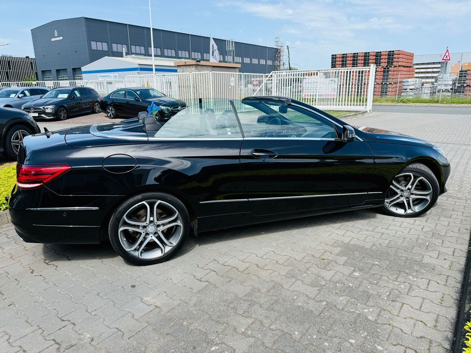 Fahrzeugabbildung Mercedes-Benz E 200 CABRIO SPORTPAKET - Autom., LED, Navi, PTS