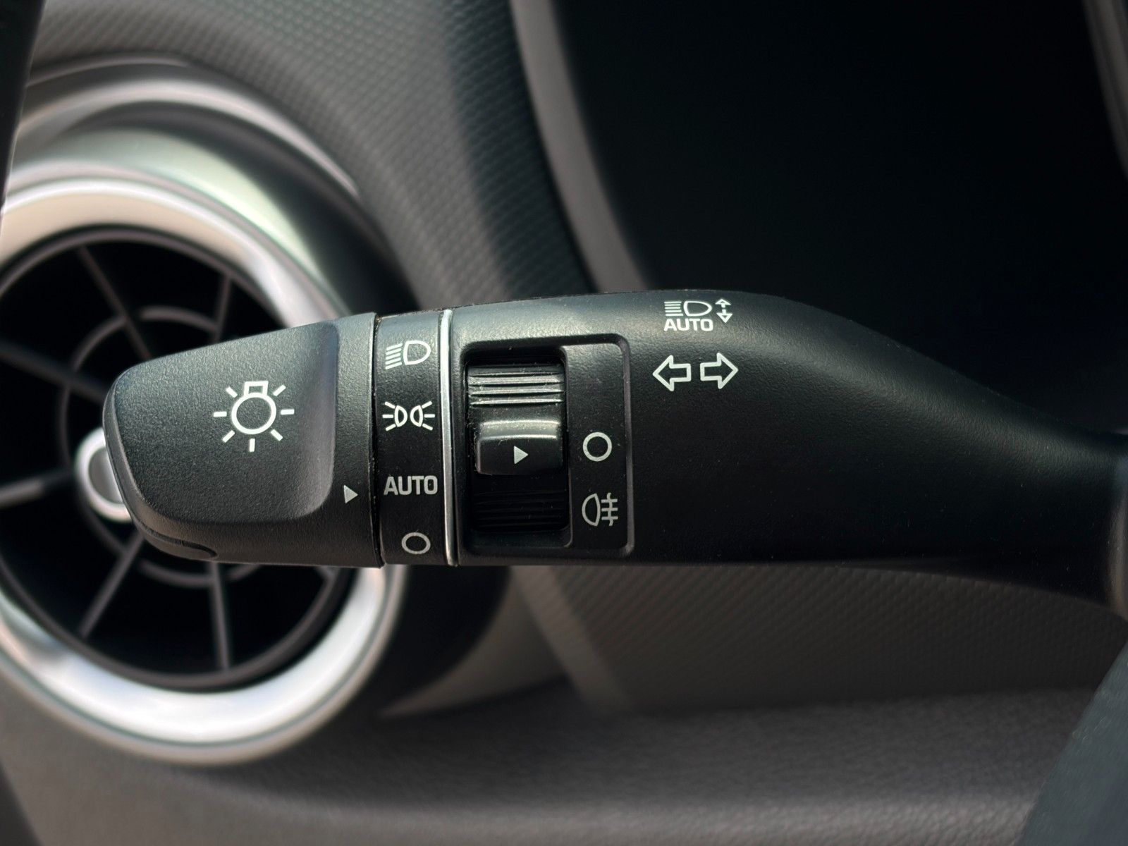 Fahrzeugabbildung Hyundai KONA E Trend SHZ LHZ ACC LKA LFA CarPl. LED WiFi