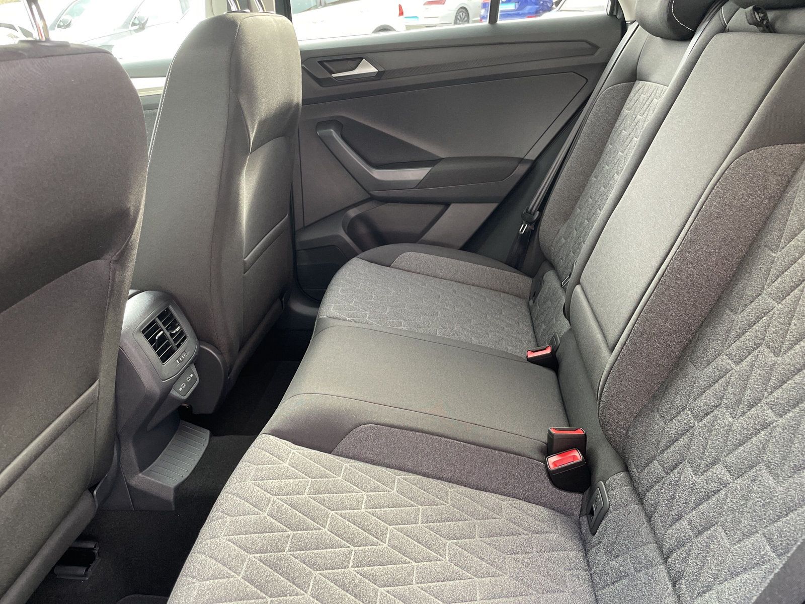 Fahrzeugabbildung Volkswagen T-Roc 2.0 TDI DSG Move NAVI AHK KAMERA