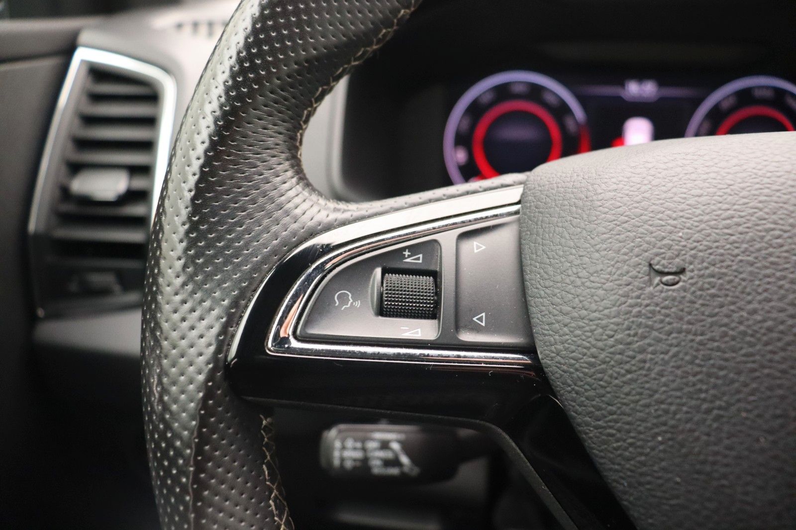 Fahrzeugabbildung SKODA Karoq 1.5 Ambition Sports-Line LED NAVI ACC