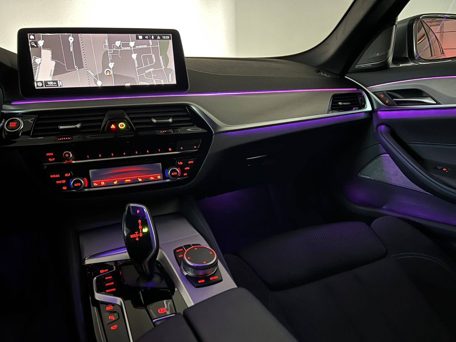 Fahrzeugabbildung BMW 530 e xDrive M SPORT/LASER/HuD/H&K/ACC/AMBI+