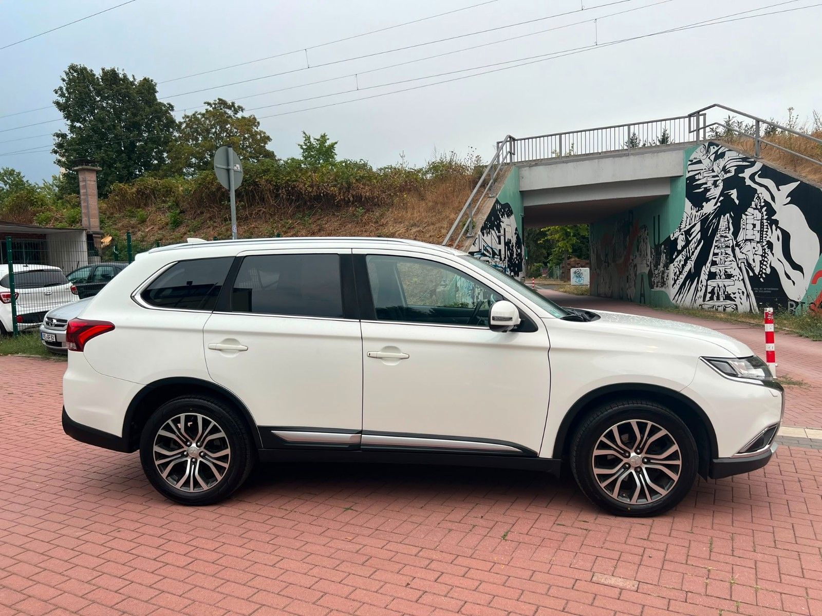 Mitsubishi Outlander - 1