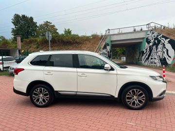 Mitsubishi Outlander - 1