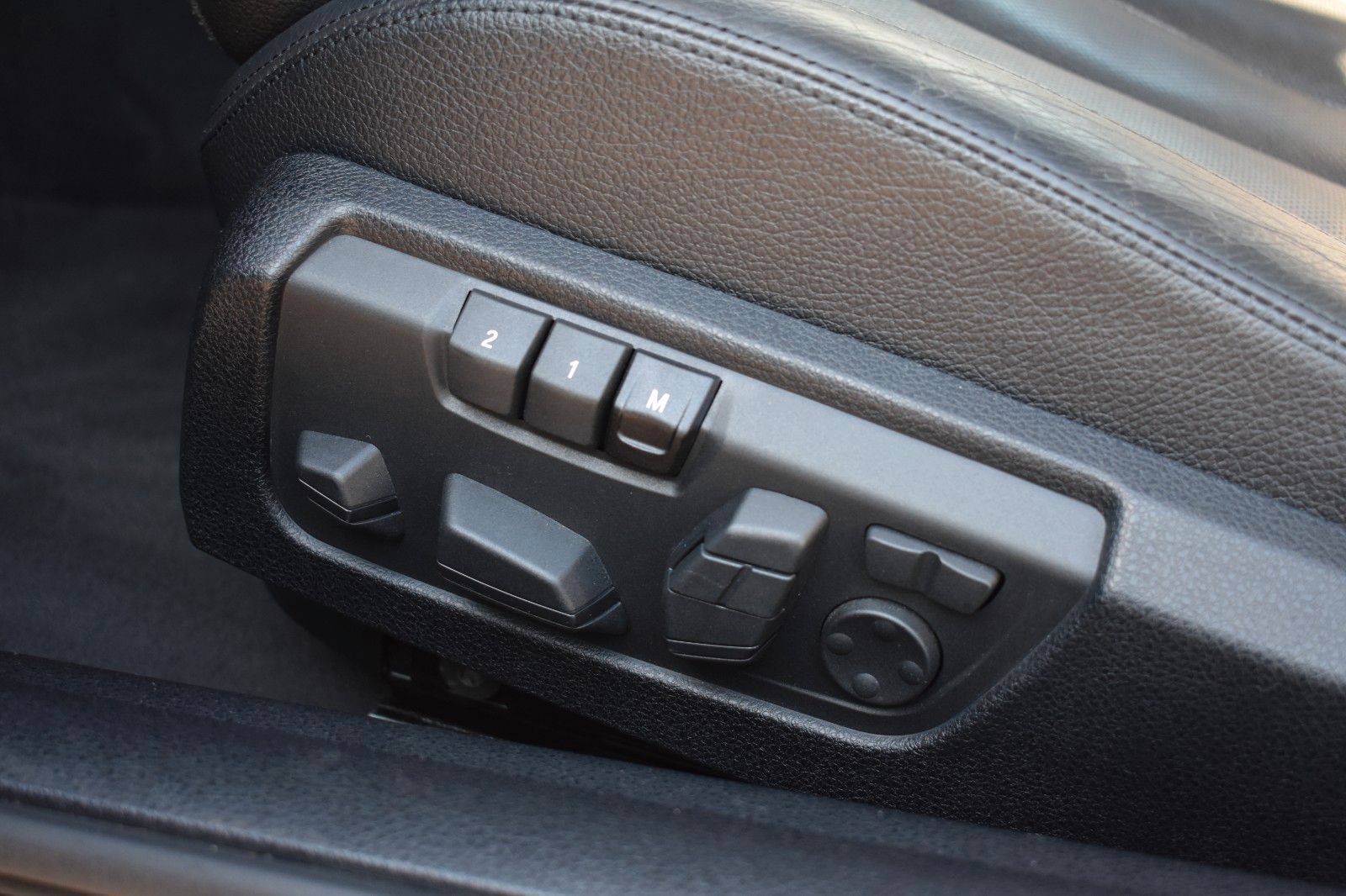 Fahrzeugabbildung BMW 640 i Coupe Schwarz Schwarz