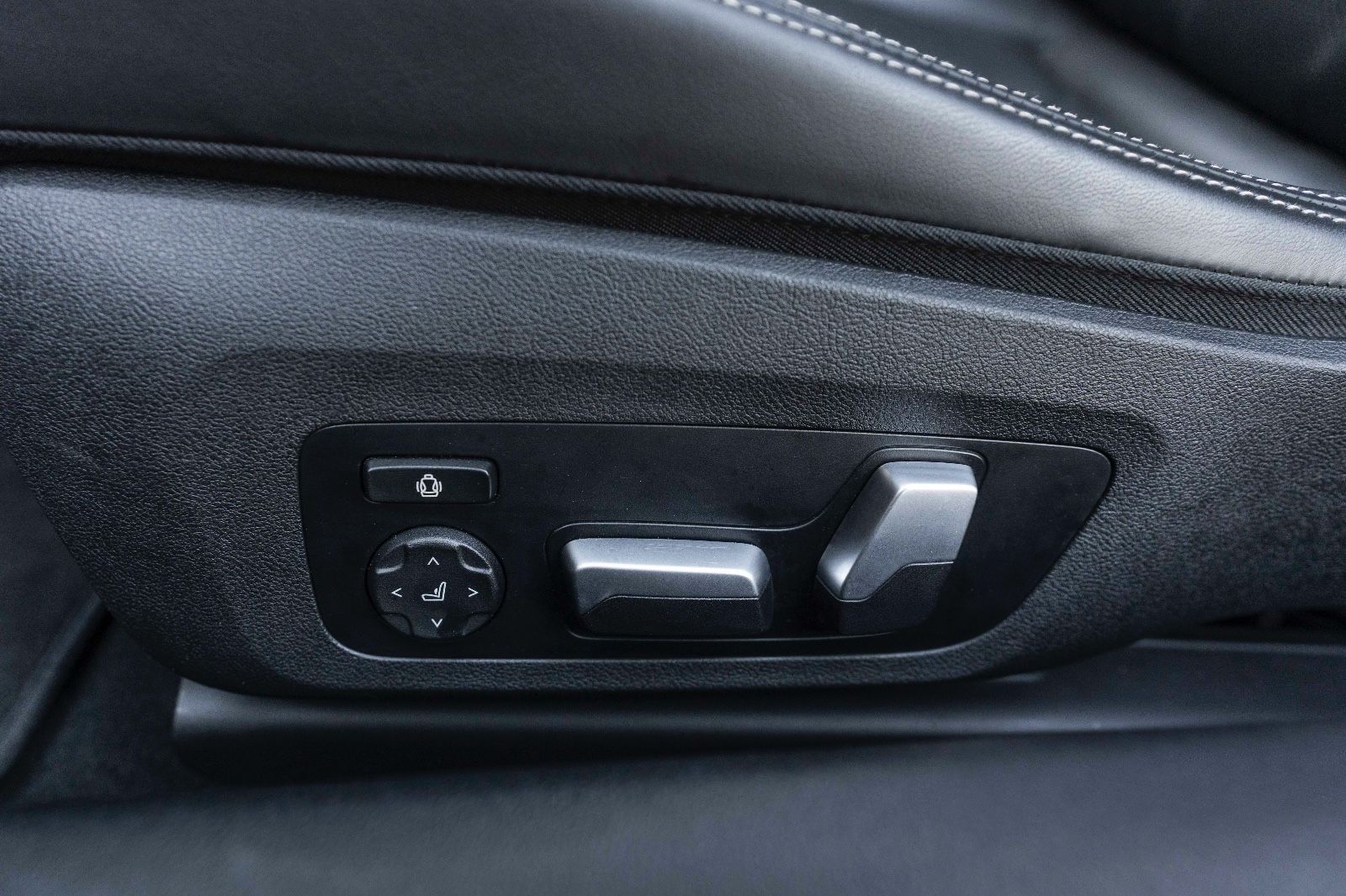 Fahrzeugabbildung BMW M850 i xDrive M-TECHNIC H&K LED 360° CABRIO TOTW