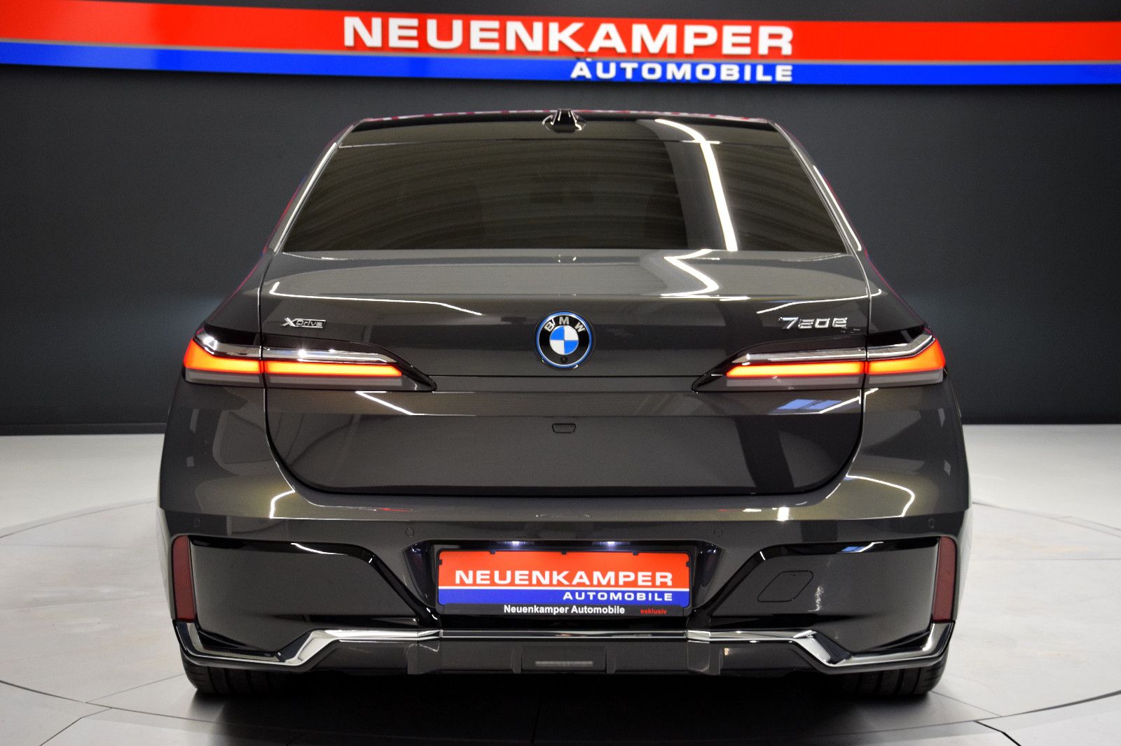 Fahrzeugabbildung BMW 750e L xDr M Sport 5-Sitze TV Chauffeur Kristall