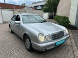 Mercedes-Benz E 240 ELEGANCE AUT., Xenon, Navi, PDC,  SHZ - gebrauchte Mercedes-Benz E 240 aus dem Jahr 1998