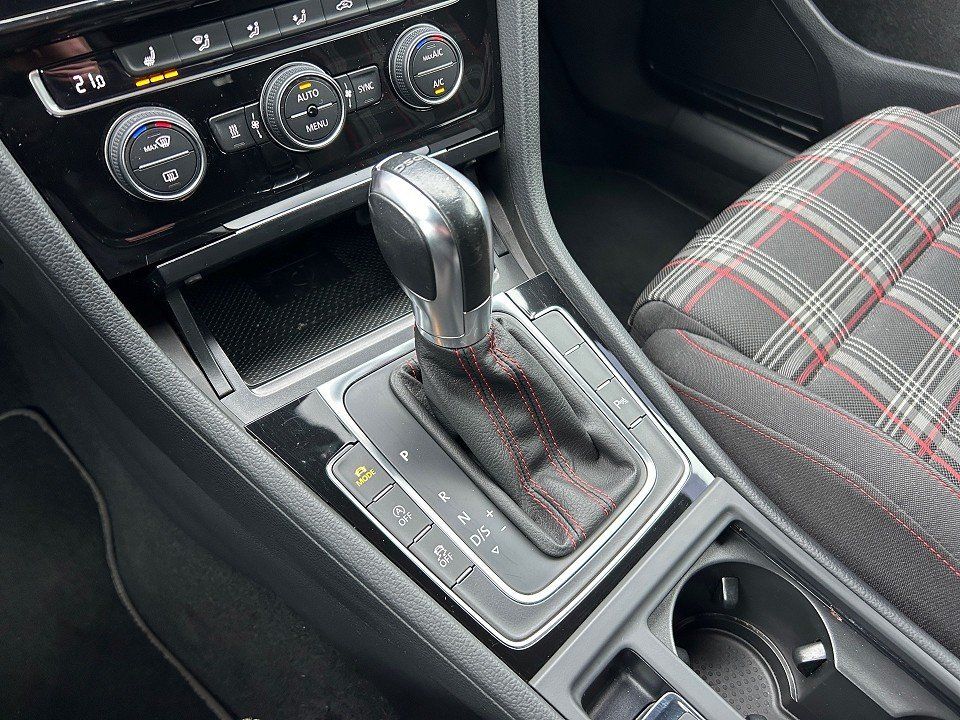 Fahrzeugabbildung Volkswagen GOLF VII 2.0 TSI GTI AHK/SCHWENK STANDH GARANTIE