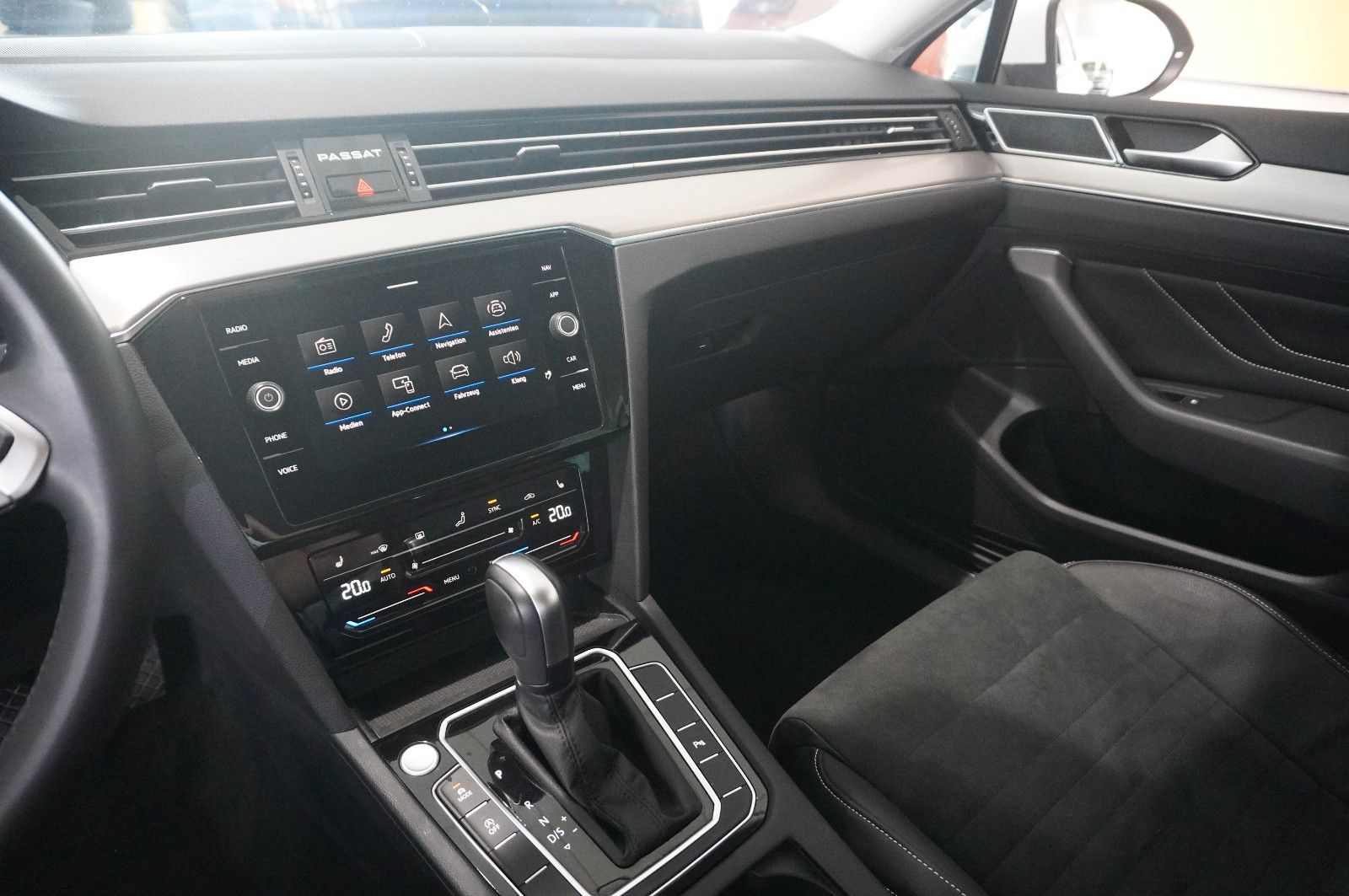 Fahrzeugabbildung Volkswagen Passat Vari. 2.0D R-LINE 4M NAVI/LED/KAMERA/AHK