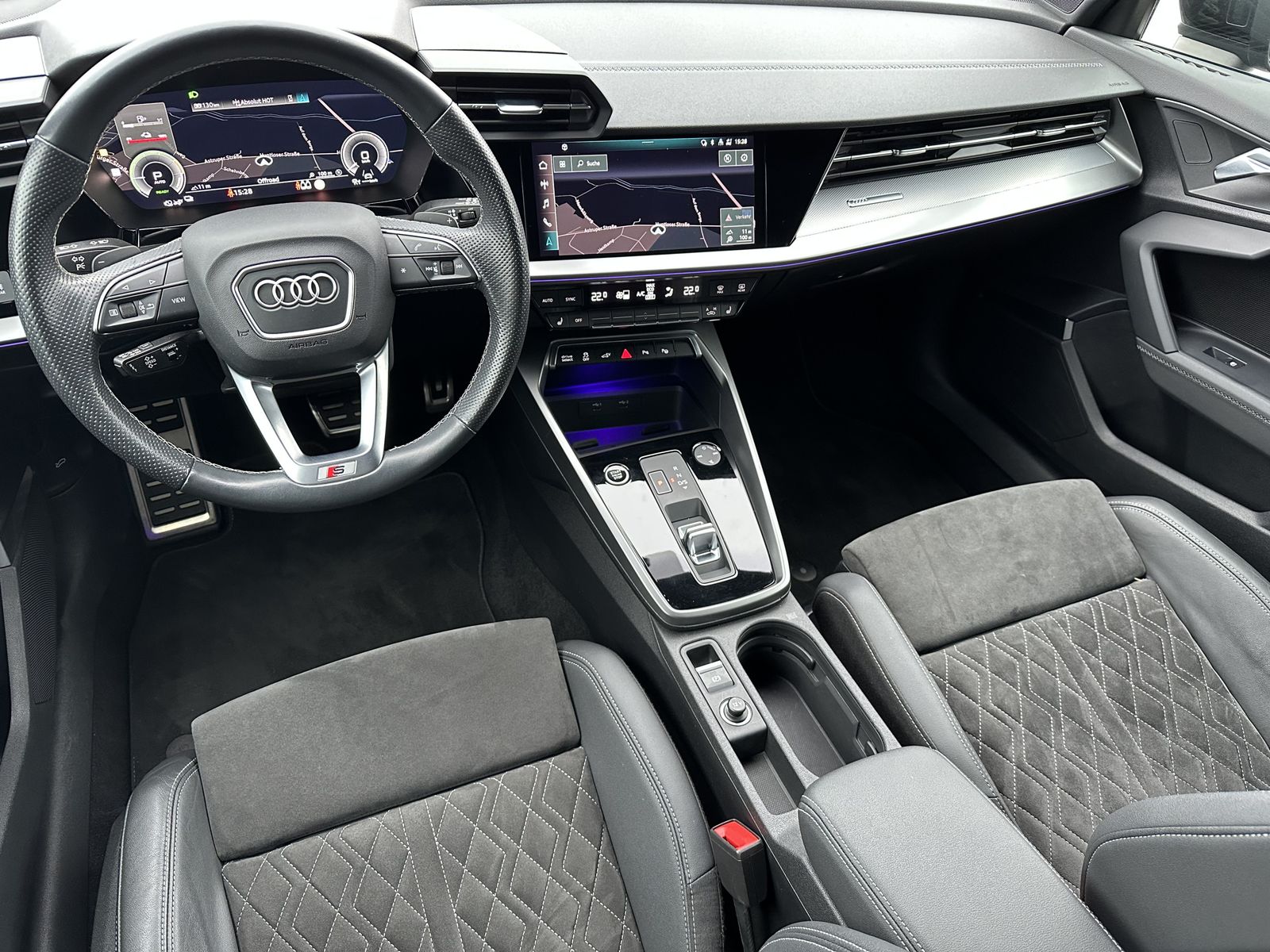 Fahrzeugabbildung Audi A3 SpB 40 TFSI e S-Line Black NAV+LED+B&O+KAMERA