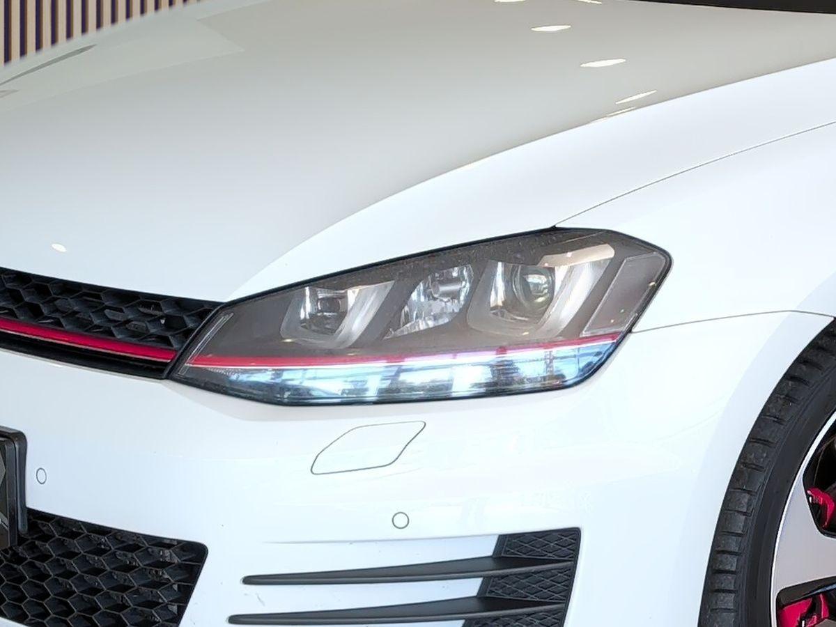 Volkswagen Golf 7 GTI 220 ch • 5 portes • Boîte manuelle 6 • GPS • Xénon • 18"