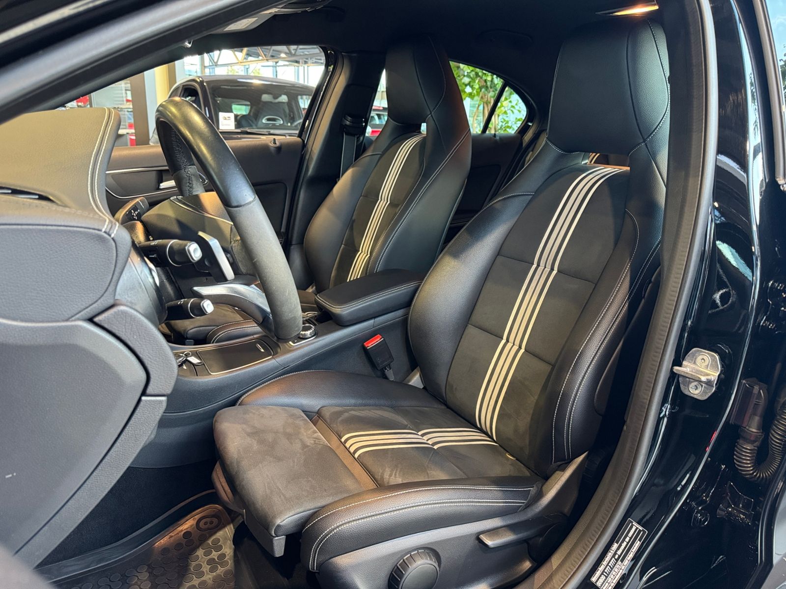 Fahrzeugabbildung Mercedes-Benz A 200 AMG Line PEAK Edition LED NAV SHZ 18"