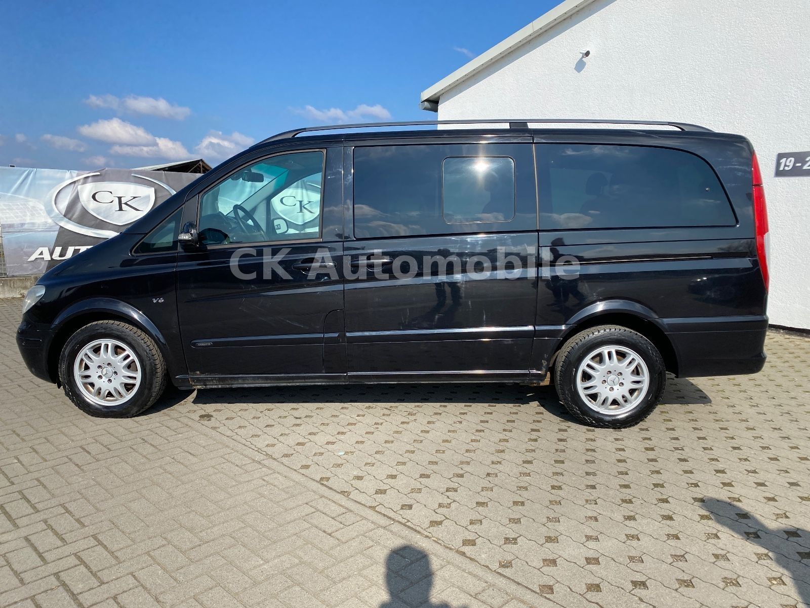 Fahrzeugabbildung Mercedes-Benz Viano 3.0 CDI lang Activity/6 Sitze/Leder/AHK