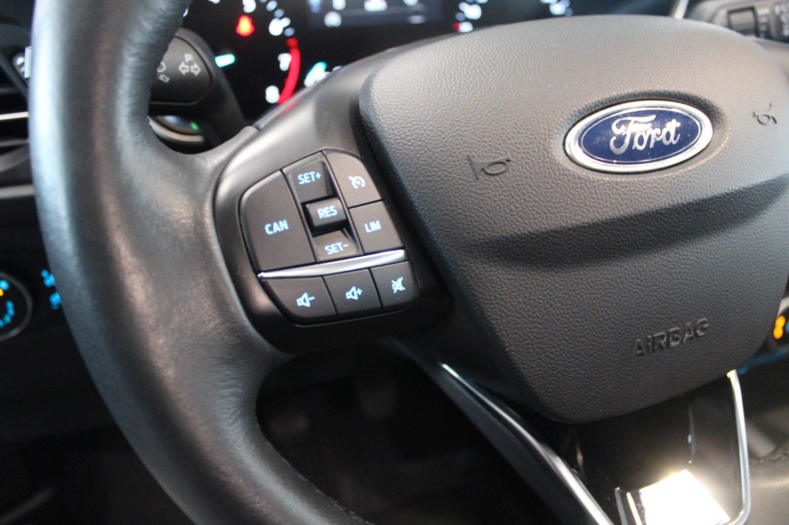 Fahrzeugabbildung Ford Focus Cool & Connect LED NAVI CAM PDC WinterPak.