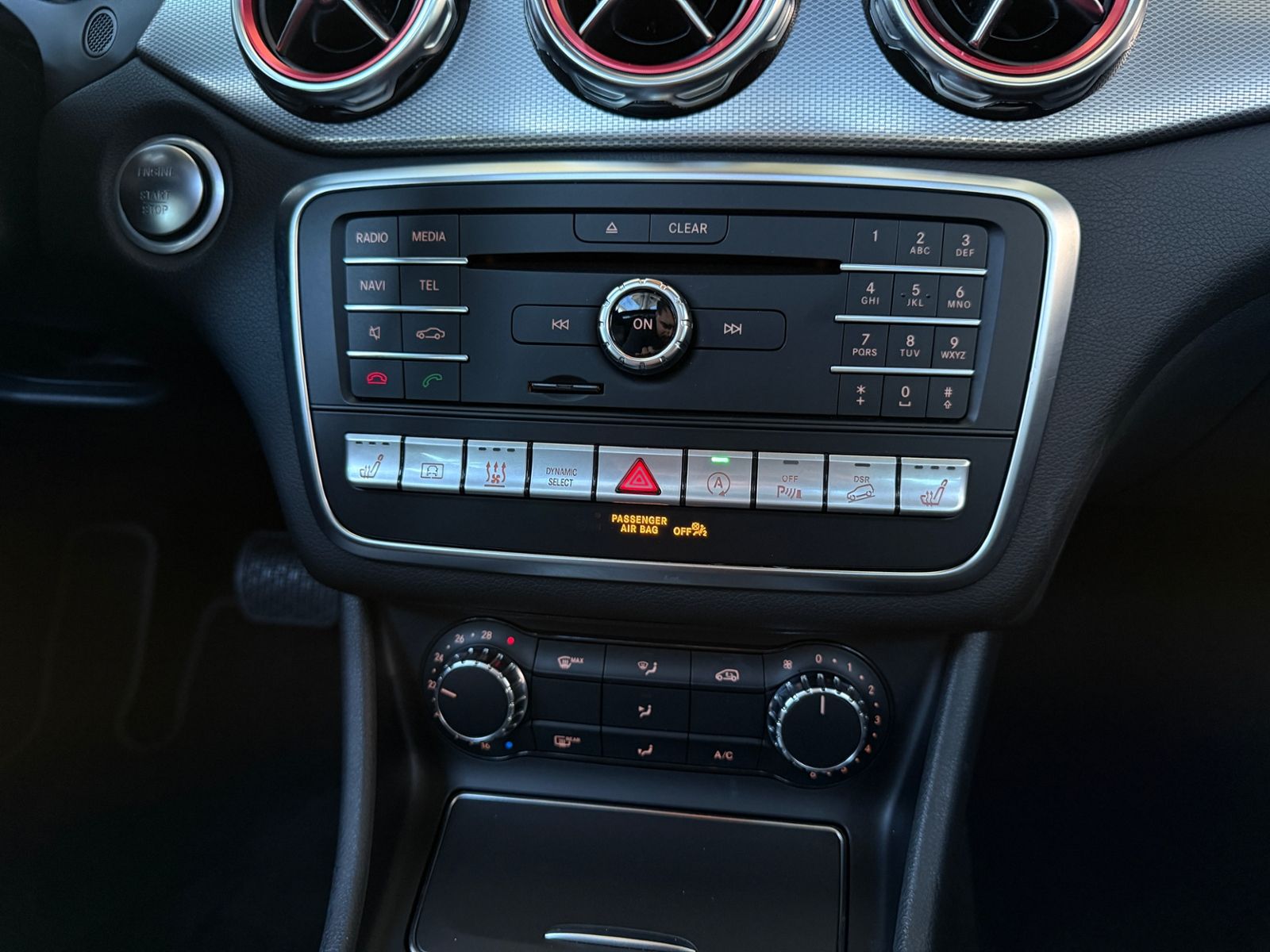 Fahrzeugabbildung Mercedes-Benz GLA 250 4Matic STNDHZ PANO DISTR 360°