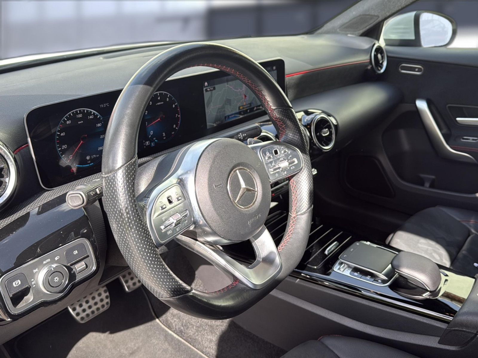 Fahrzeugabbildung Mercedes-Benz A 250 AMG-Line/ unfallfrei