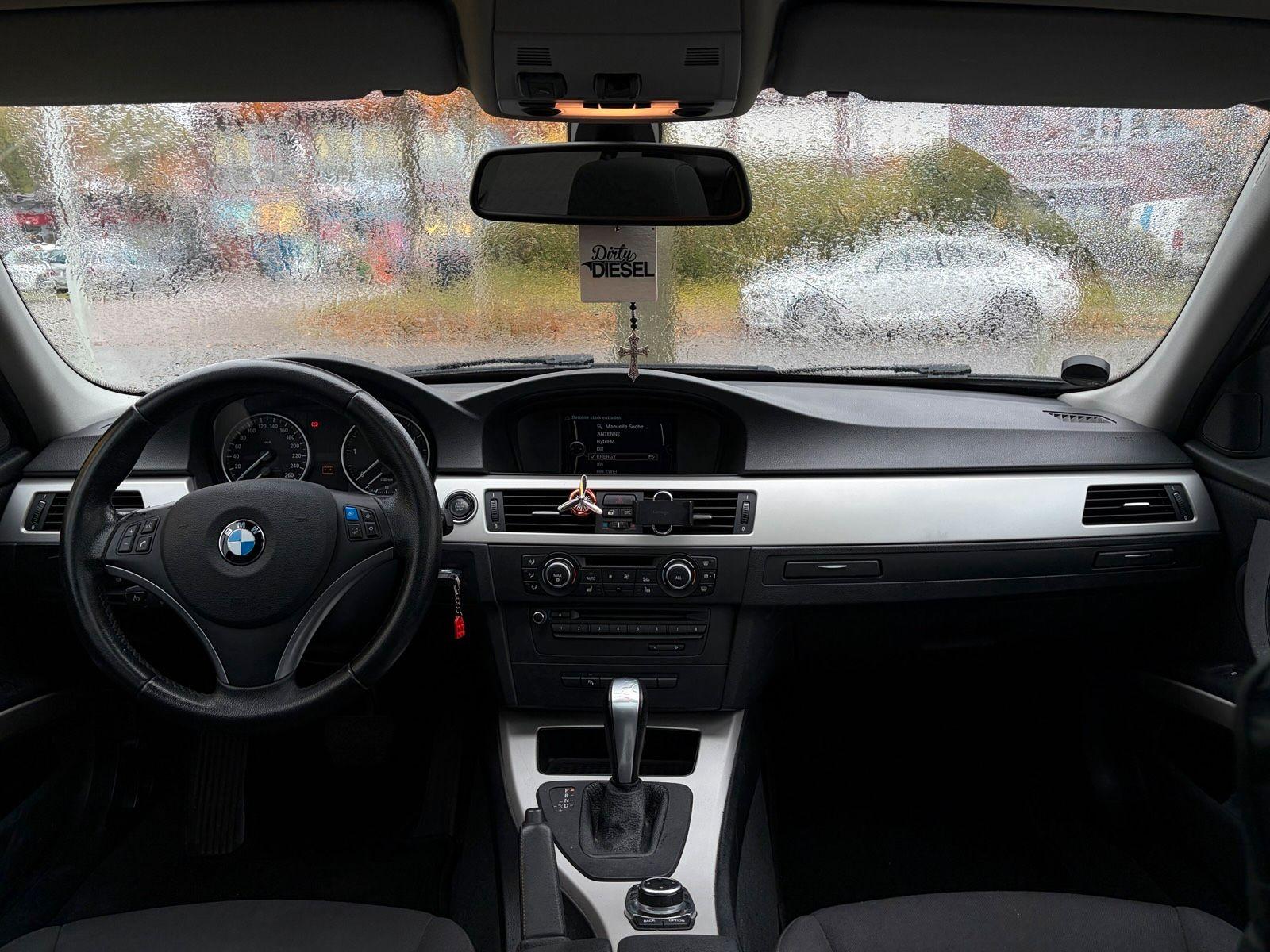 BMW 318 2010 — photo 9