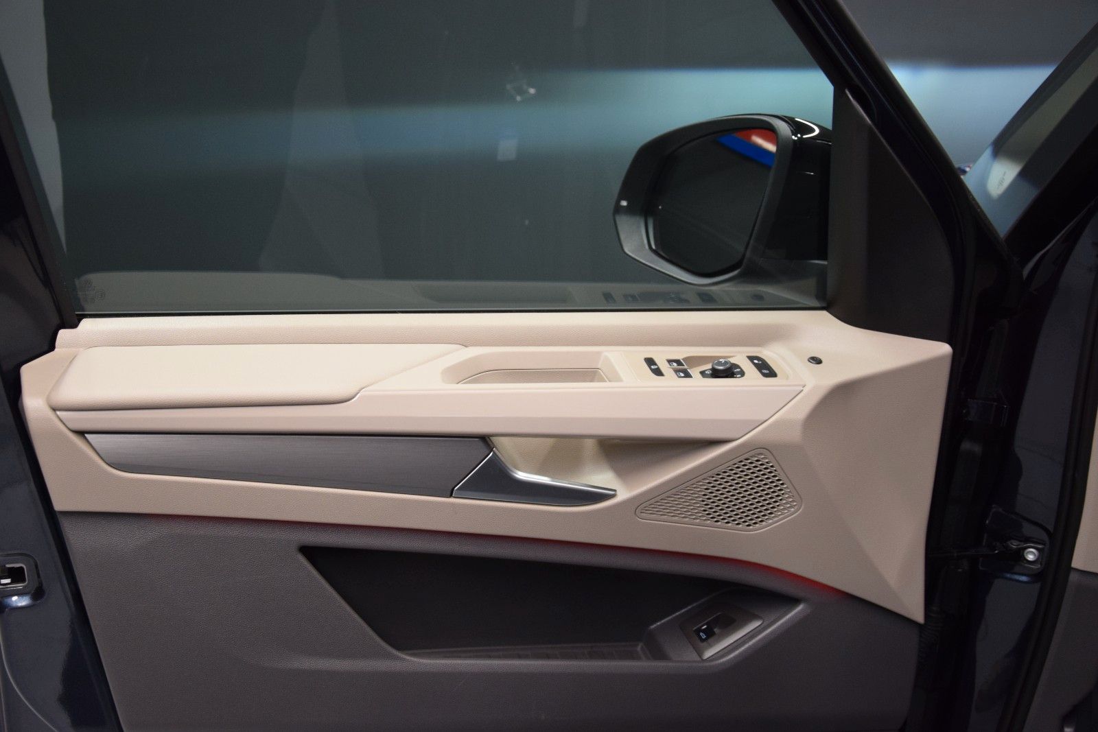 Fahrzeugabbildung Volkswagen T7 Multivan Pano ACC Keyless 3-Zonen Standheiz