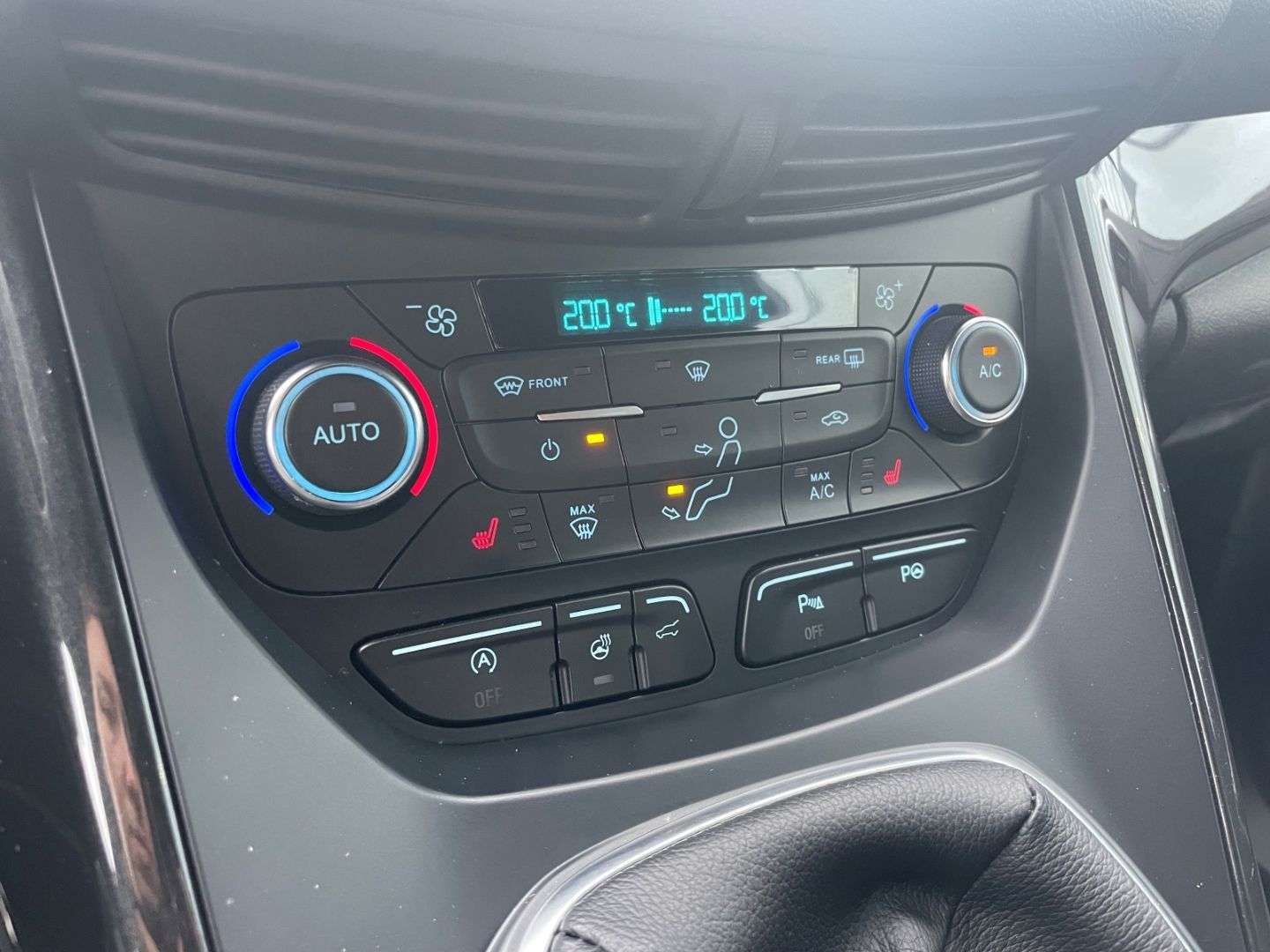 Fahrzeugabbildung Ford Kuga ST-Line elek Heckkl SHZ vo Lenkradhzg