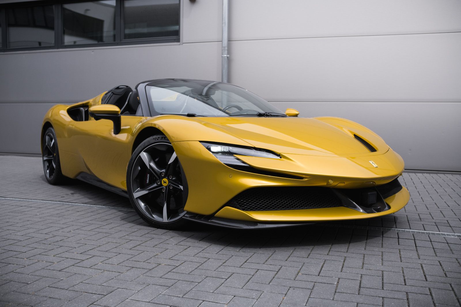 Fahrzeugabbildung Ferrari SF90 Spider-Giallo Montecarlo-Carbon-Lift-360´´