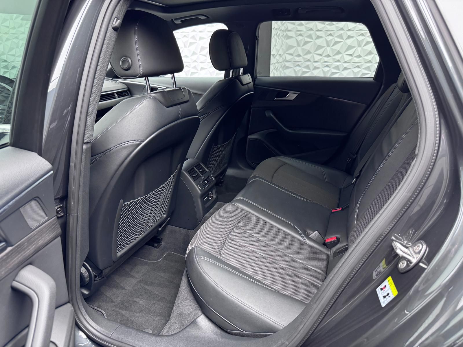 Fahrzeugabbildung Audi 40 TDI S-LINE MATRIX/ACC/KEYL/PANO/VIRTUAL/R-CAM