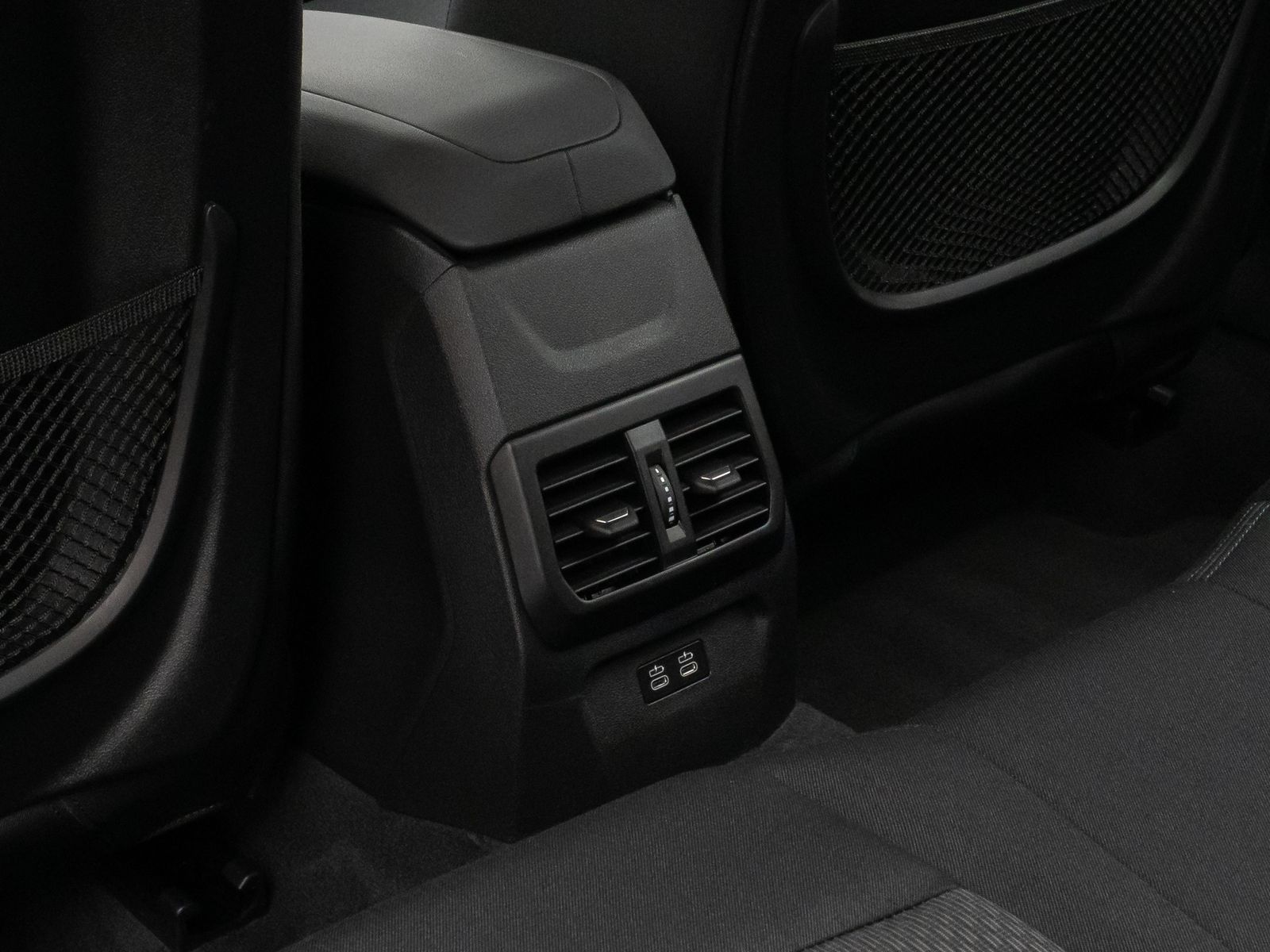 Fahrzeugabbildung BMW 118i PDC DAB CockPitPro AHKFernlichtassistent