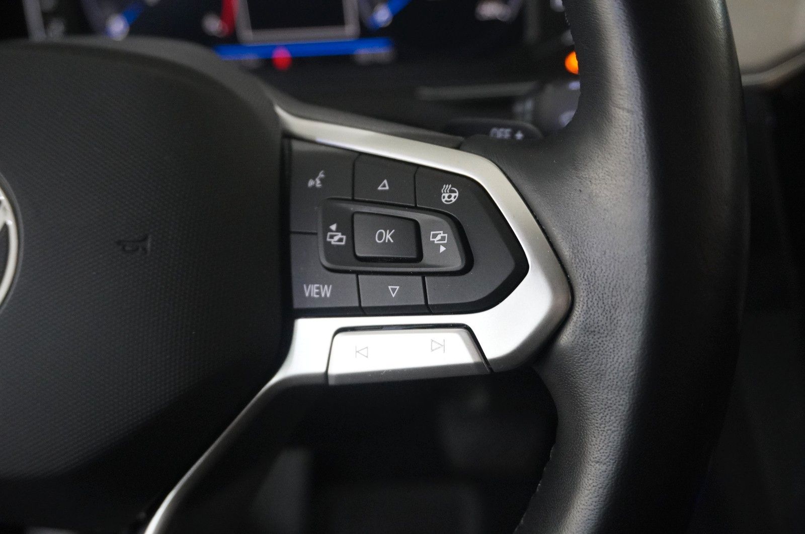 Fahrzeugabbildung Volkswagen Passat VARI. 2.0D R-LINE 4M NAVI/LED/KAMERA/AHK