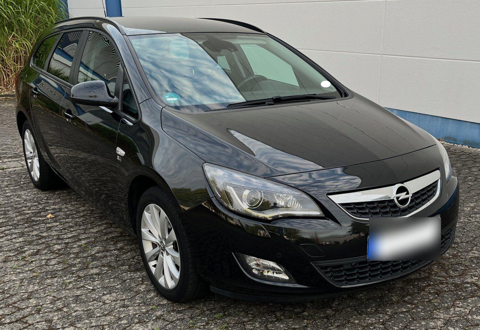 Opel Astra 2012 — interior