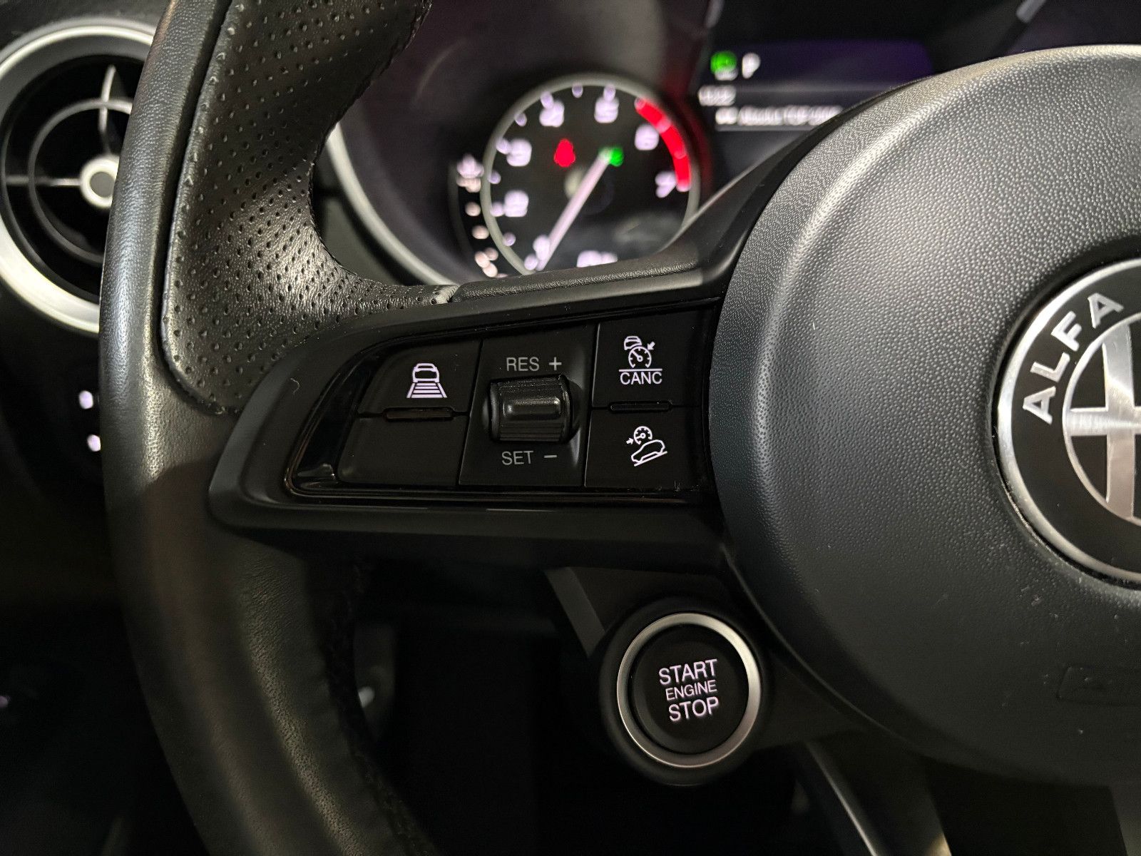 Fahrzeugabbildung Alfa Romeo Stelvio Ti Q4/MEMORY/ACC/NAVI/KAMERA/SHZ/KLIMA