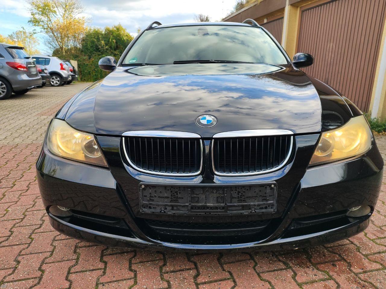 BMW 318 2007 — rear view
