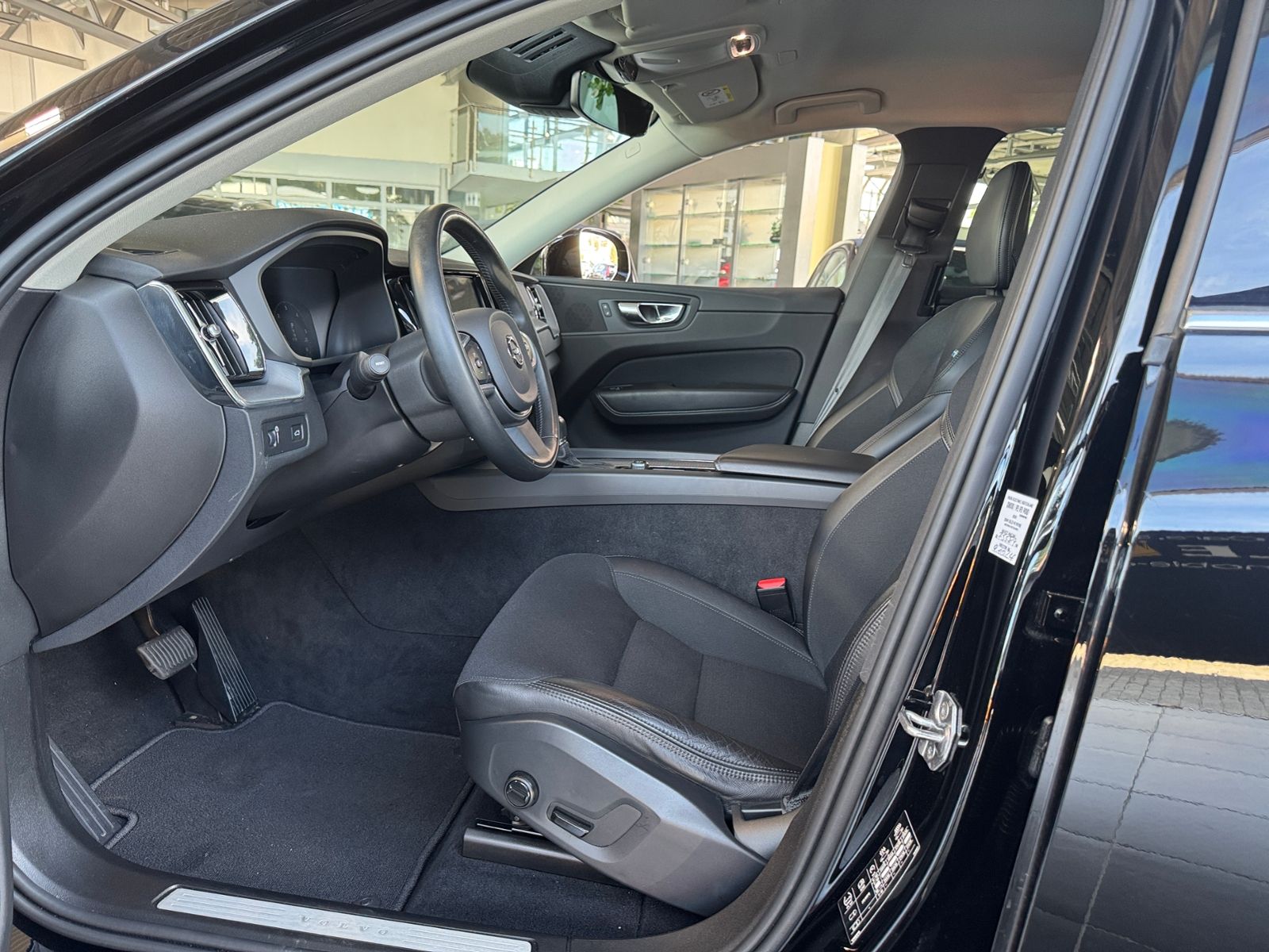 Fahrzeugabbildung Volvo XC60 Momentum Pro 2WD LED NAV DAB RFK SHZ ALU