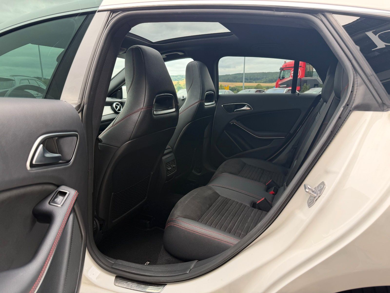 Fahrzeugabbildung Mercedes-Benz CLA 200 SB AMG+Pano+Distr+AHK+RKamera+TotW+