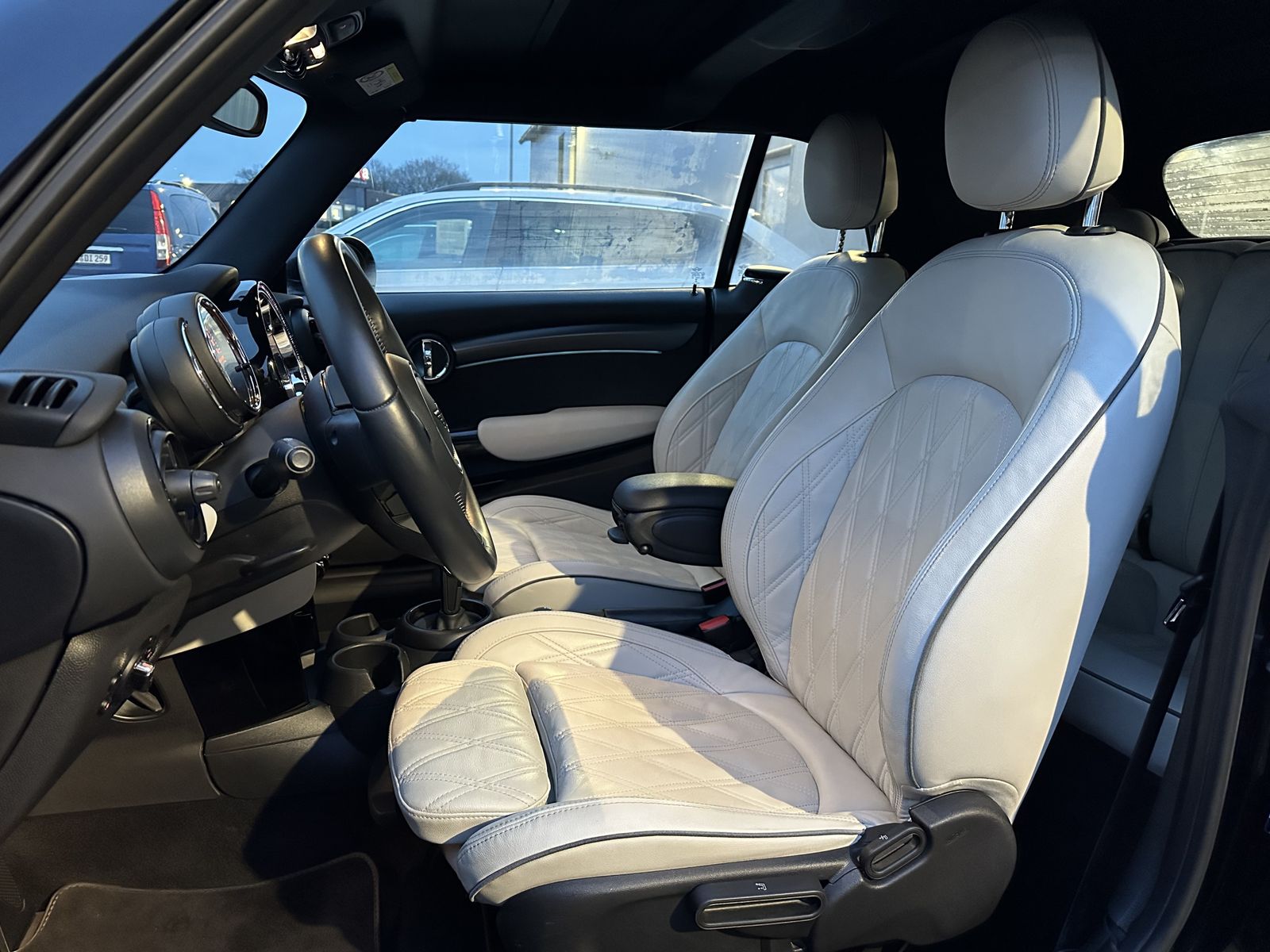 Fahrzeugabbildung MINI Cooper Cabrio MINI Yours Trim Aut. NAV+LED+17ZO