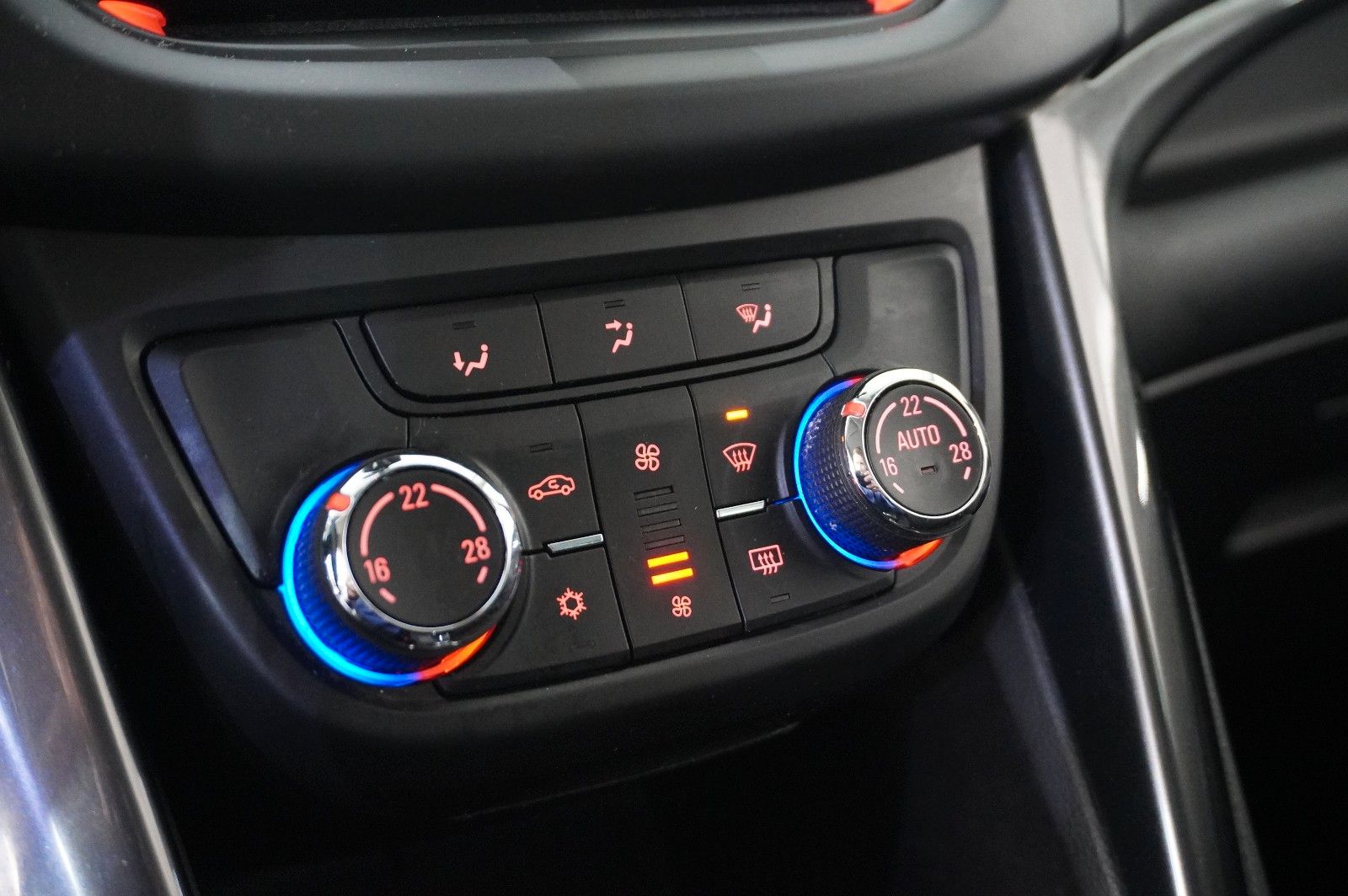 Fahrzeugabbildung Opel Zafira C Tourer 1.6 INNOVATION NAVI/BI-XENON/AHK