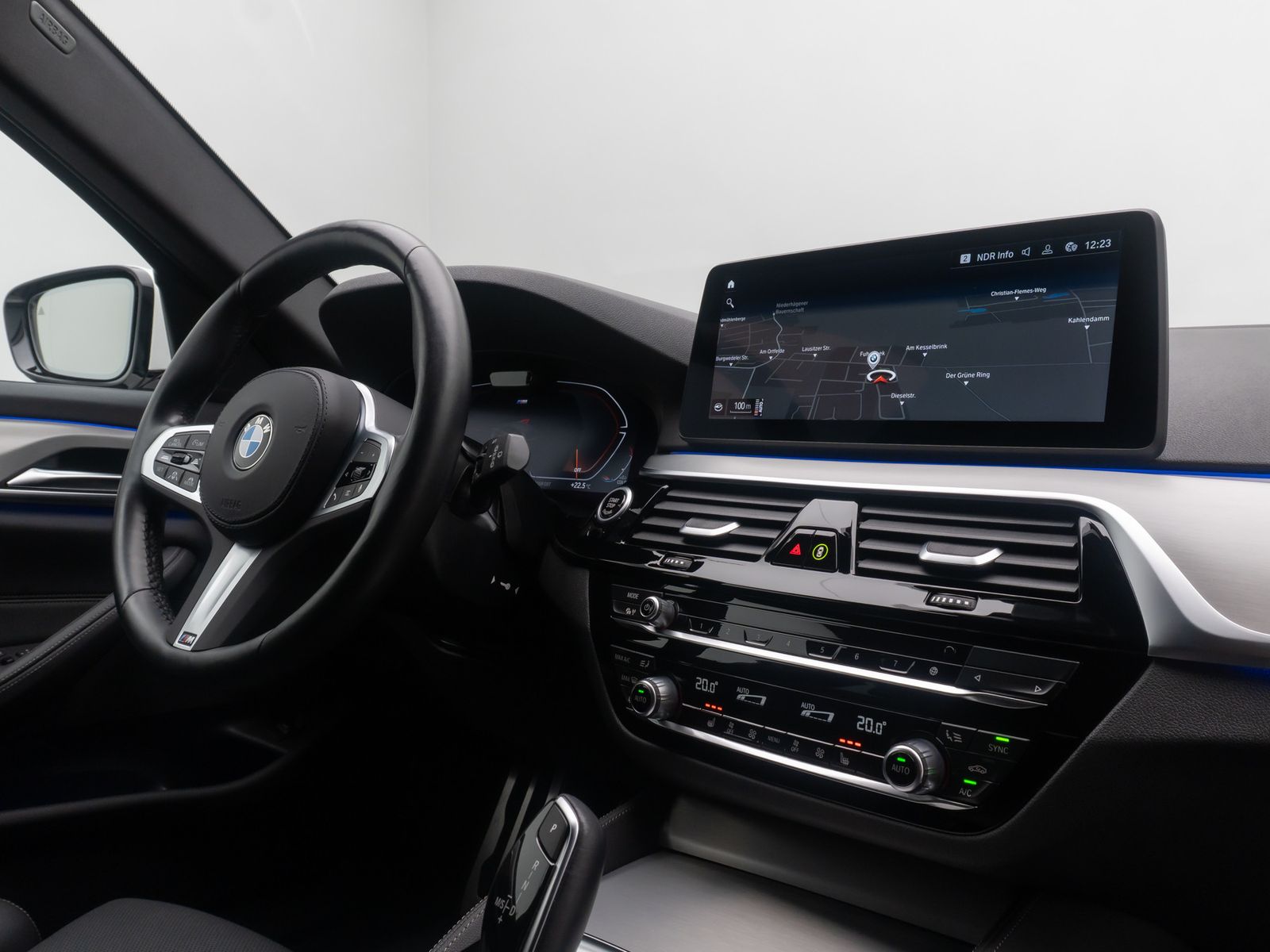 Fahrzeugabbildung BMW 520d xD M Sport HUD Kamera DAB Alarm AHK 18Zoll