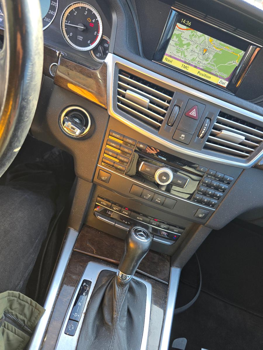 Mercedes-Benz E220 2010 — photo 12