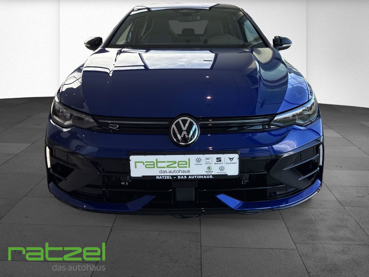 Fahrzeugabbildung Volkswagen Golf R VIII 2.0 Akra+Performance Paket+IQ.Light