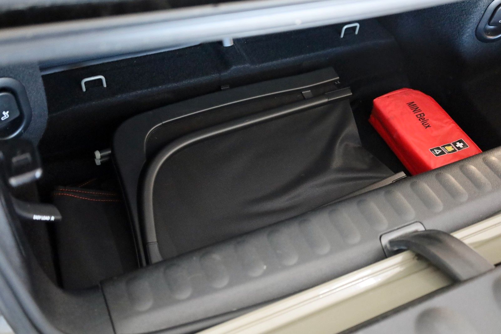 Fahrzeugabbildung MINI Cooper S Cabrio Leder,Navi,LED,Harman/K,Kamera
