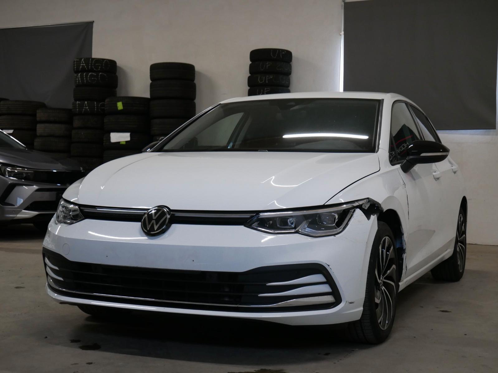 Volkswagen Golf VIII Lim. Active R-KAM AMBI CPLAY AHK NAVI