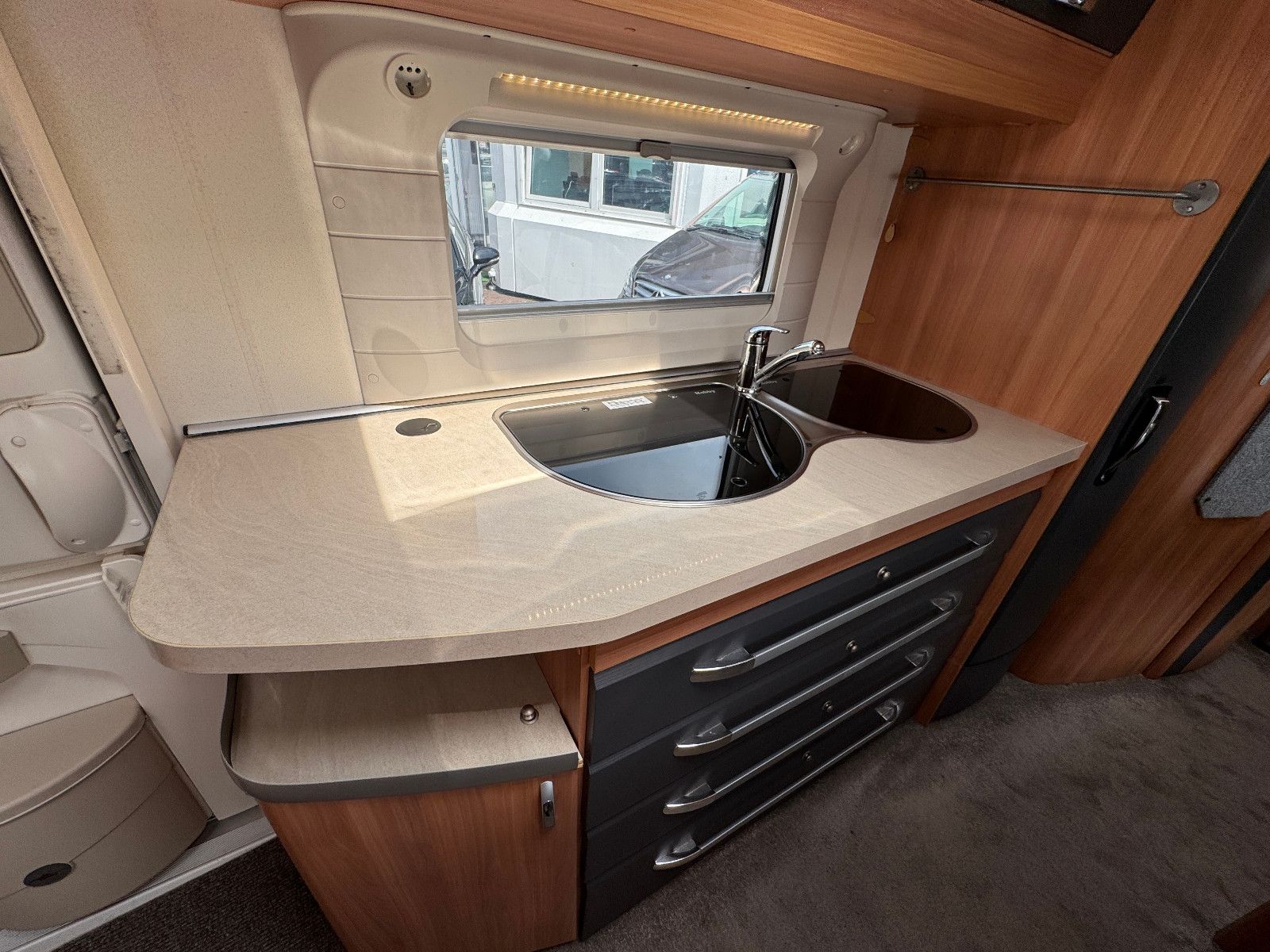 Fahrzeugabbildung Hobby 545 KMF DE LUXE SAT TV MOVER RUNDSITZGRUPPE