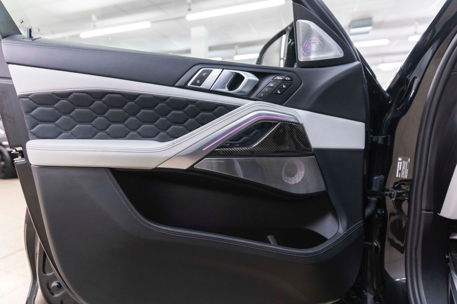 Fahrzeugabbildung BMW X6 M Competition B&W SKY LOUNGE 360° M+S