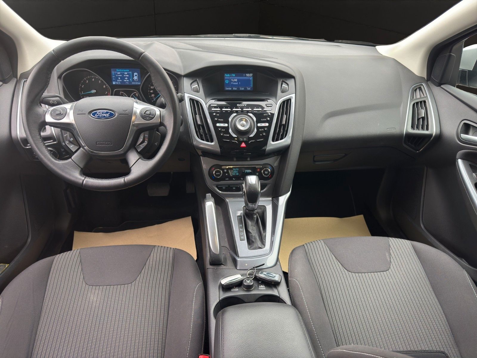 Fahrzeugabbildung Ford Focus Lim. Titanium Automatik/1HAND