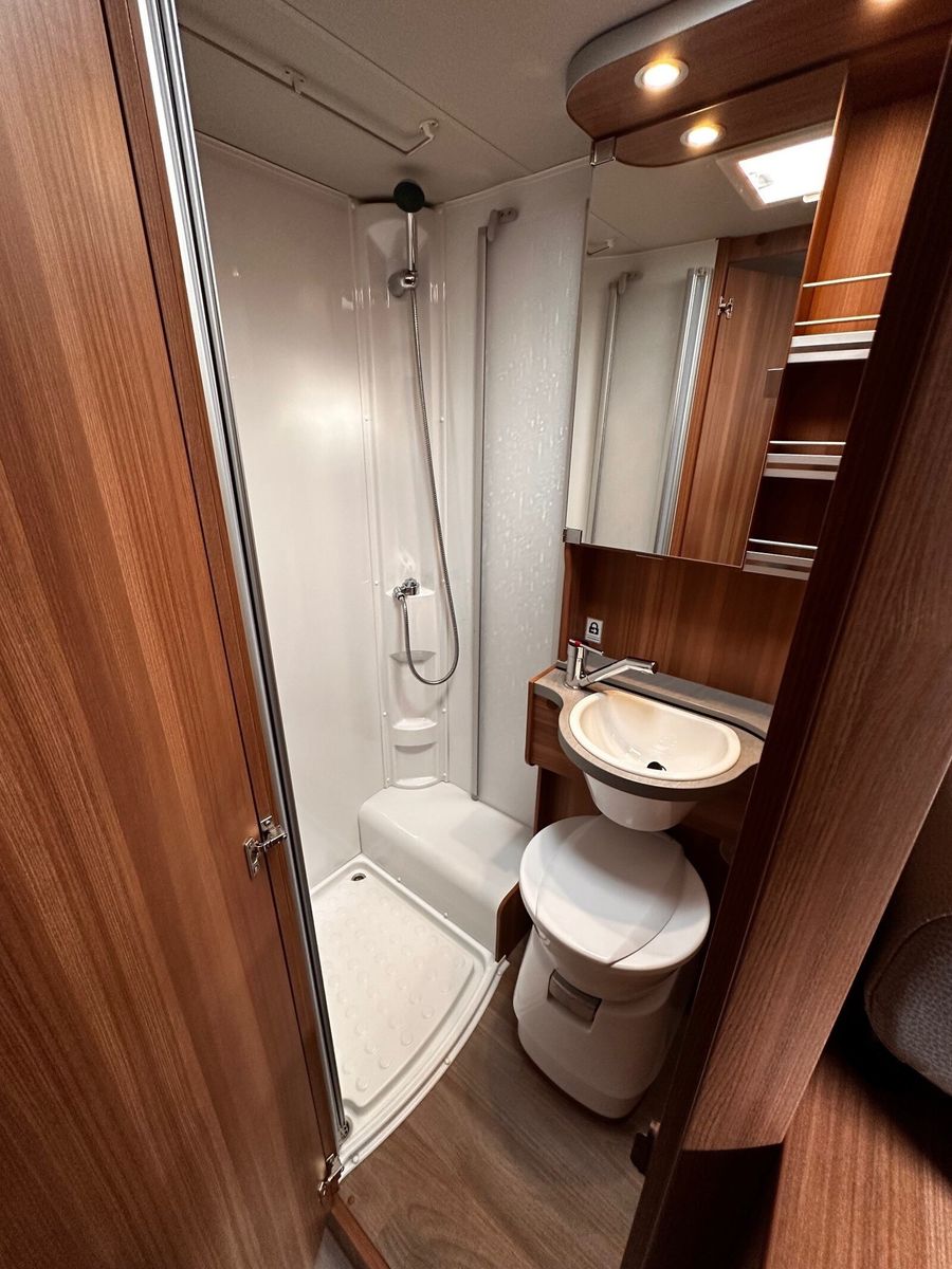 Fahrzeugabbildung Weinsberg CaraHome 700 DG 5 Sitzplätze Alkoven Familie