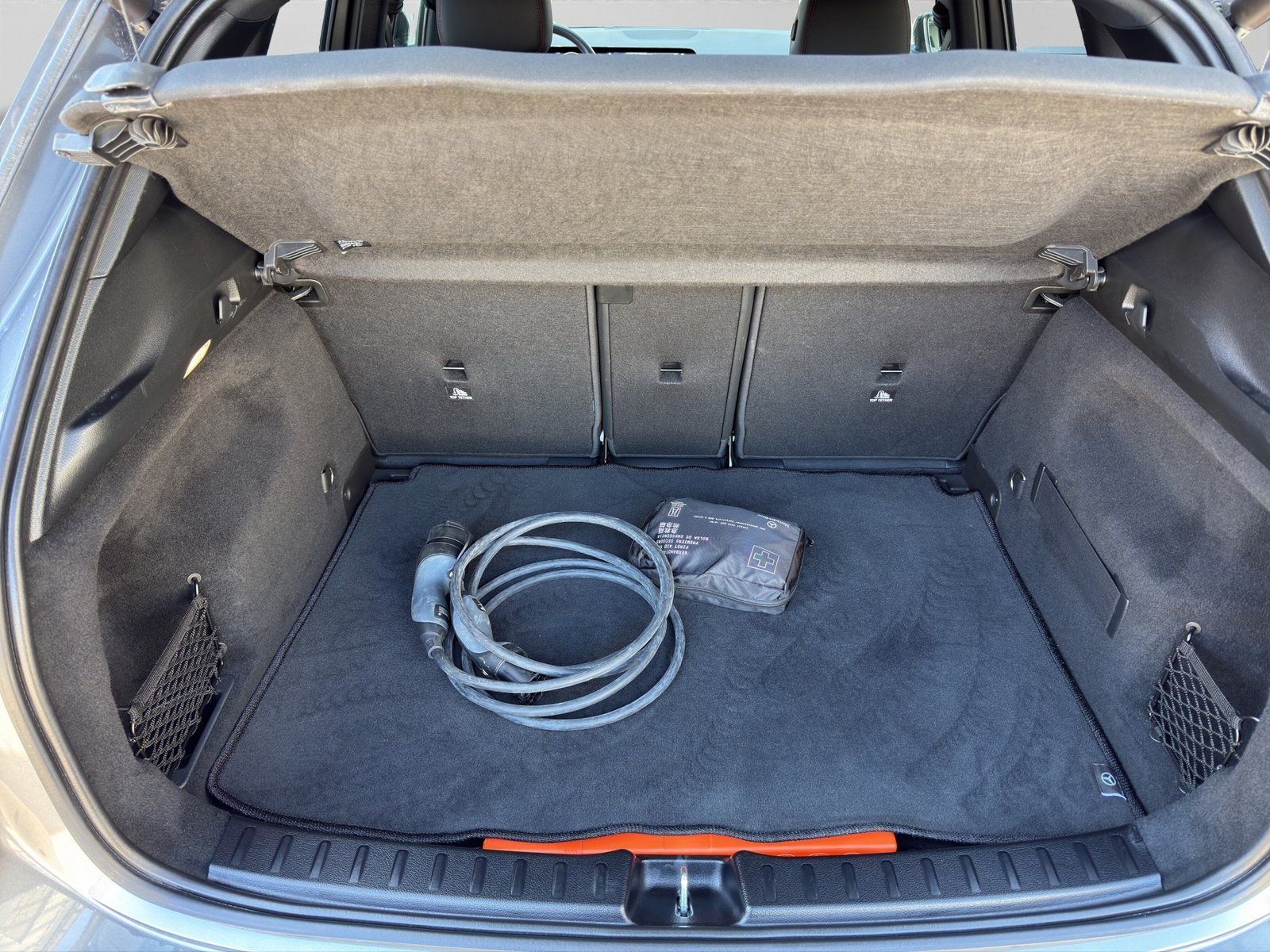 Fahrzeugabbildung Mercedes-Benz GLA 250 e AMG Night Multibeam Burmester KeyGO