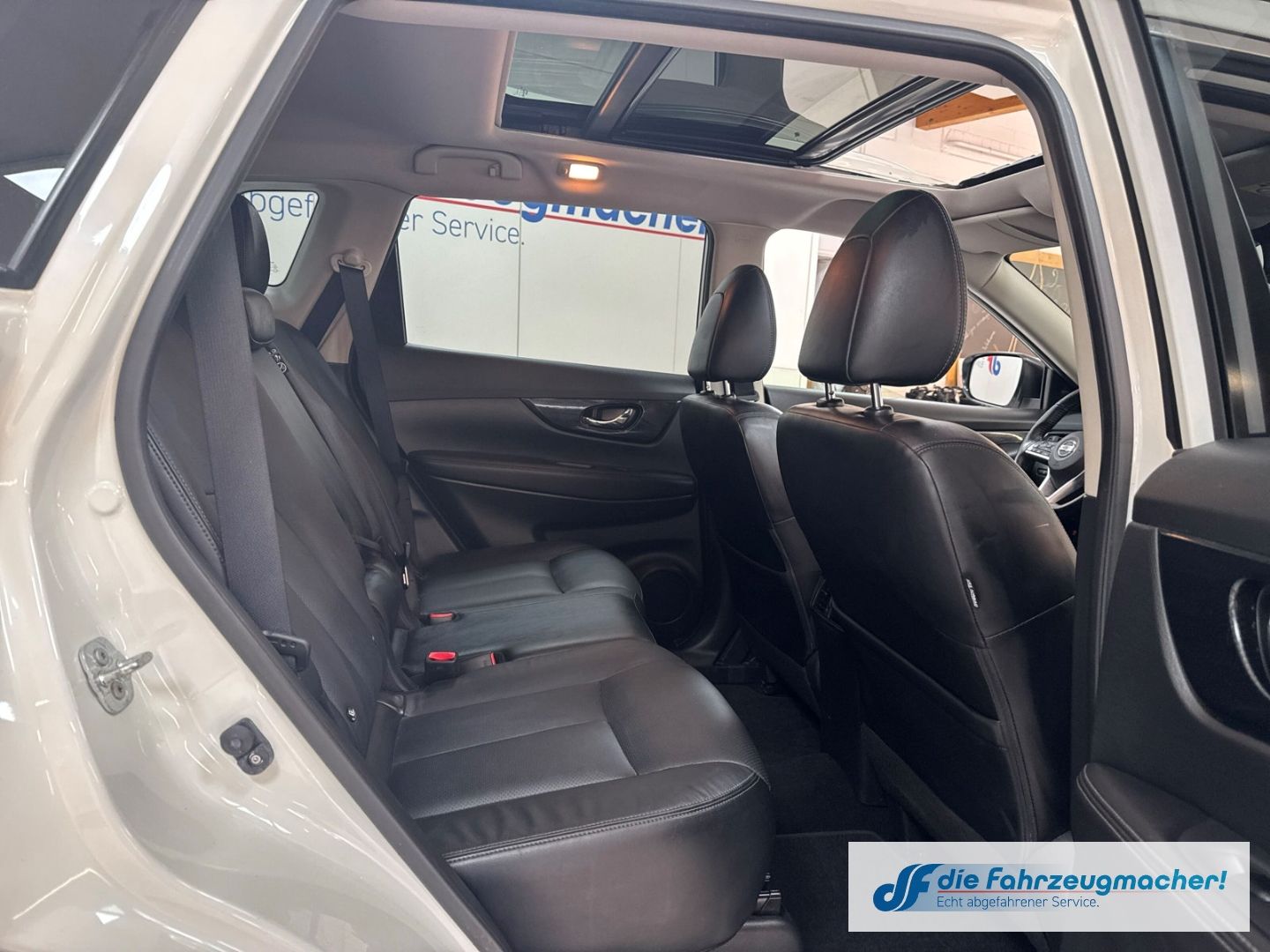 Fahrzeugabbildung Nissan X-Trail Tekna 4x4 2.0 dCi Panorama Navi Soundsys