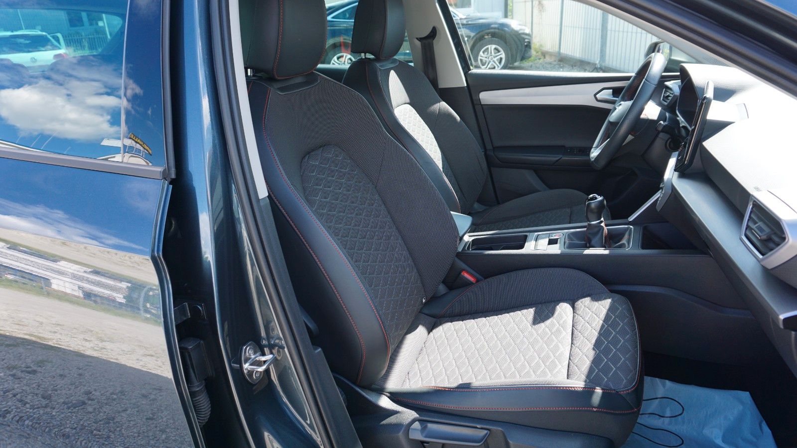 Fahrzeugabbildung SEAT Leon FR, SEAT Garantie, Navi, Sportfahrwerk, LED