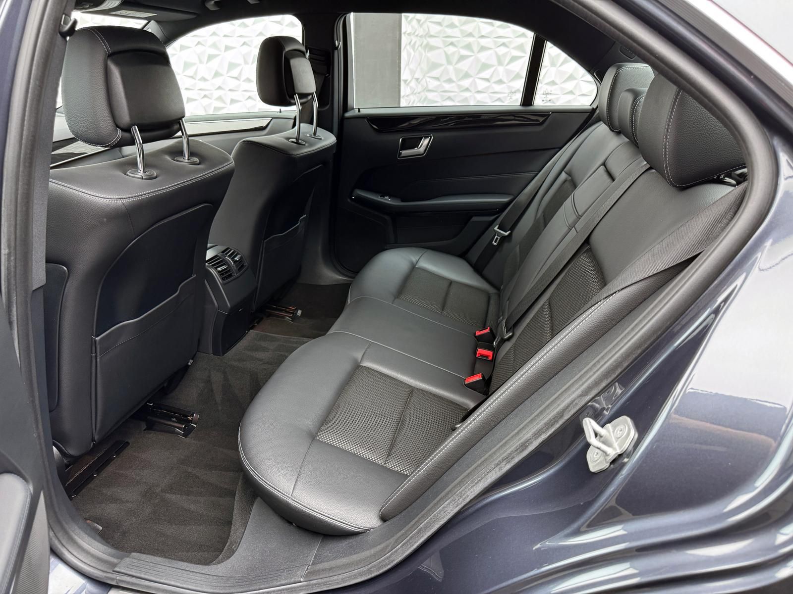 Fahrzeugabbildung Mercedes-Benz E 220d AVANTGARDE/AHK/ILS+/OZ-RACING/PDC/NAV/LED