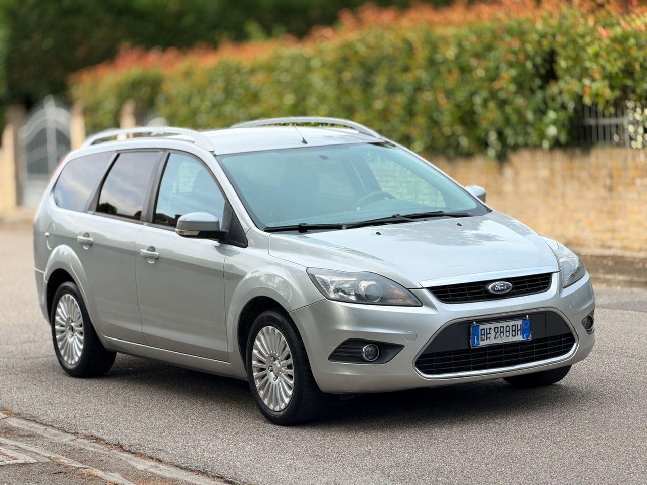 Ford Focus 2010 — interior