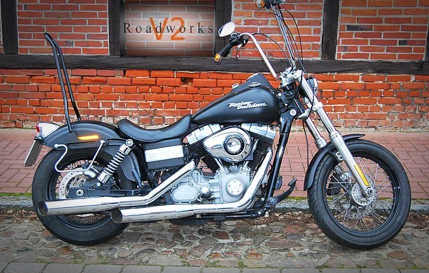 Harley-Davidson Street Bob FXDB 1. Hand